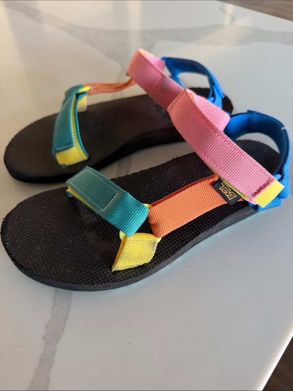Teva Women’sOriginal Universal 90s Multicolor Rainbow Strap Sandals. Women’s 7